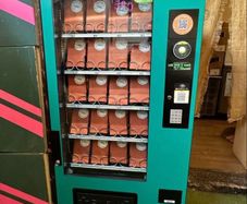 Snack vending machine
