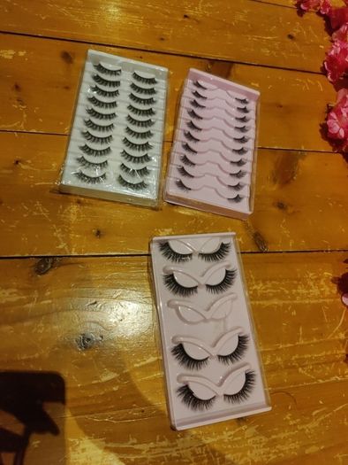 eyelashes