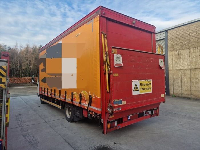 Isuzu 7.5 tonne Curtain sider with taillift