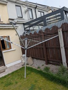Outdoor clothes line