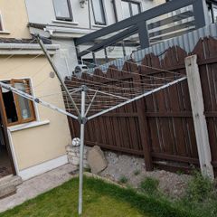 Outdoor clothes line