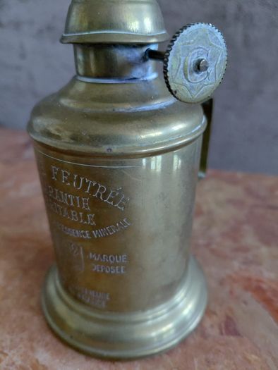 vintage petit French pigeon oil lamp