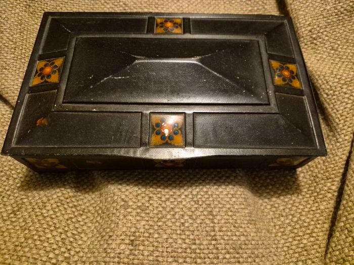 Players antique tin