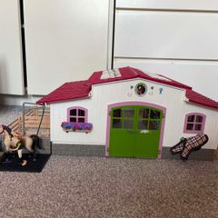 Schleich stable