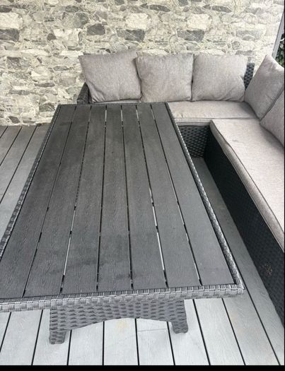 Garden Couch Set sits 5/6 inc Table