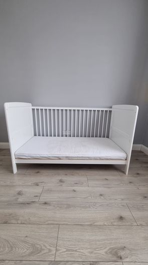 White cot bed.