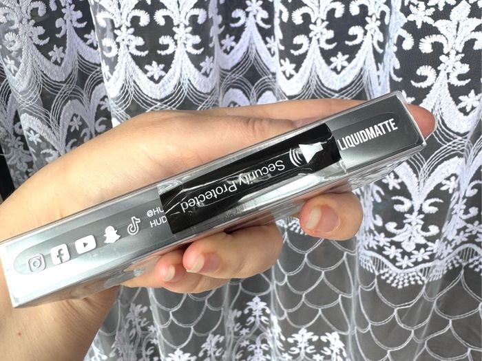 Huda Beauty Liquid Matte Lipstick - FAMOUS - New & Sealed
