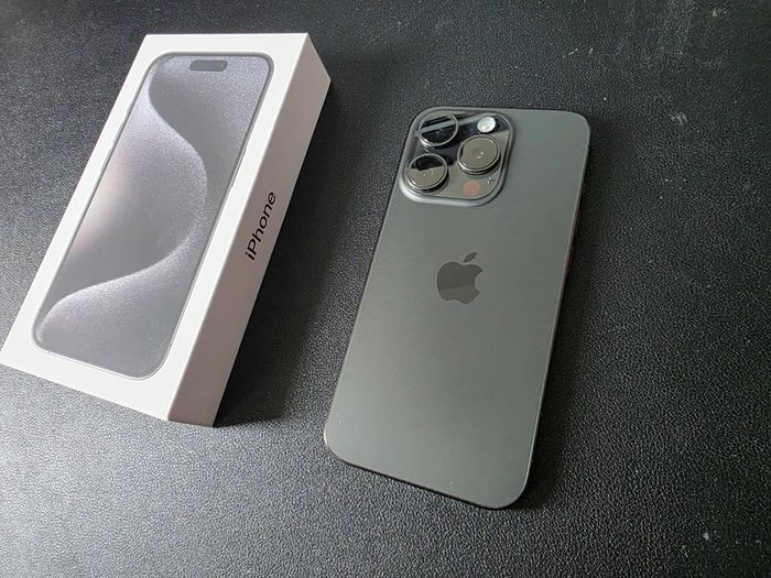 iPhone 15 Pro 128GB Black Titanium Unlocked + Box & Extras