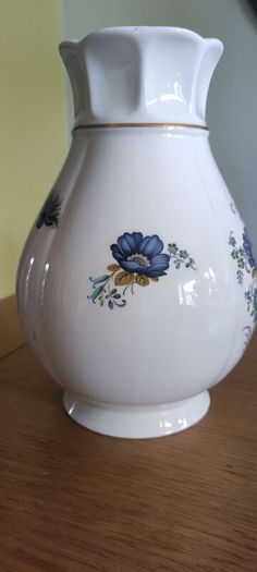 Royal Tara Blue Cornflower Floral Vase Galway Ireland 20 cm Tall Fine Bone China