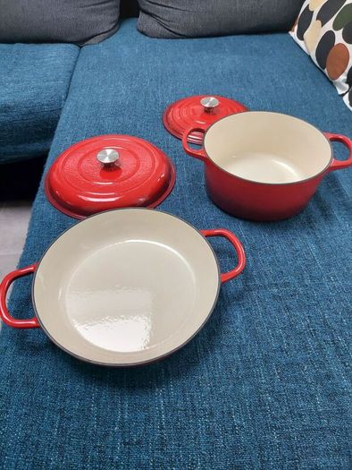 NEW - Set of 2 enamelled cast iron round casserole & pan