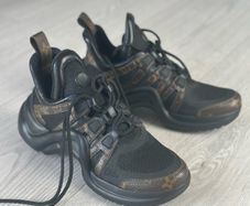Louis Vuitton sneakers size 39