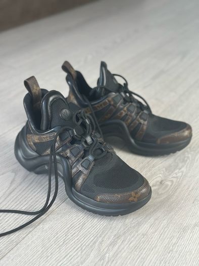 Louis Vuitton sneakers size 39