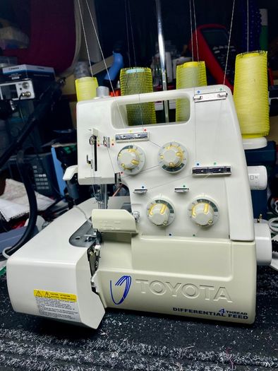 OVERLOCKER Sewing Machine - TOYOTA SL3335 - Just serviced - As new - All accessories included - Japanese quality made