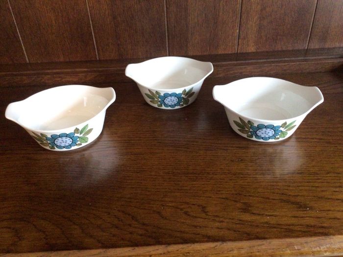 Retro Vintage Studio pottery J&G Meakin Floral soup bowls x3