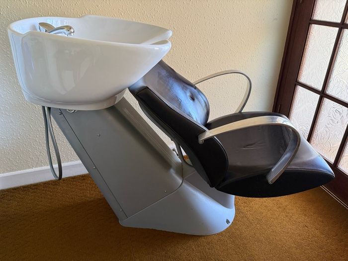 Hairdressing  wash basin and mirror unit