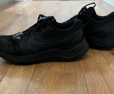 Nike Cosmic Runners Black Size 5.5