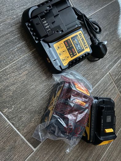Dewalt 2 x 4.0Ah Li-Ion Batteries + charger