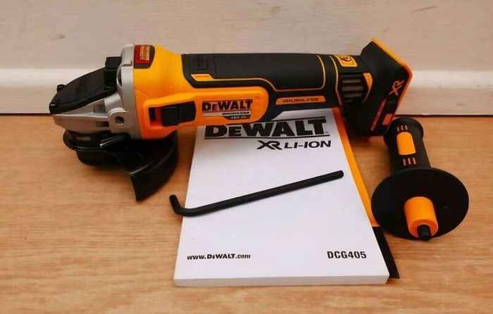 FREE Battery/Charger/Cutting Discs. DeWALT 18V XR Cordless Brushless Angle Grinder.The Best A Professional Can Get. Closing down sale - all must go!.