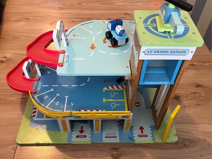 Le Grand Garage wooden toy