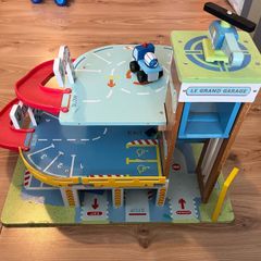 Le Grand Garage wooden toy