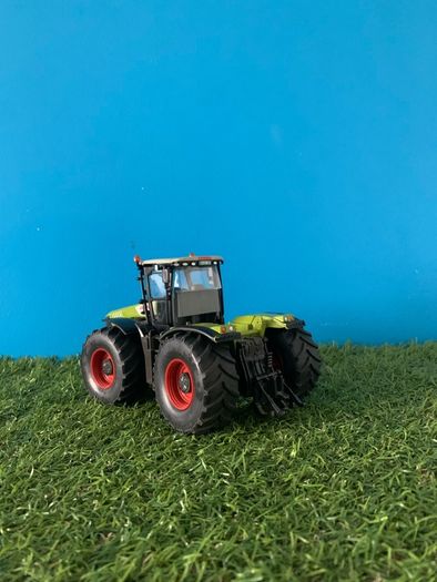 Model tractors