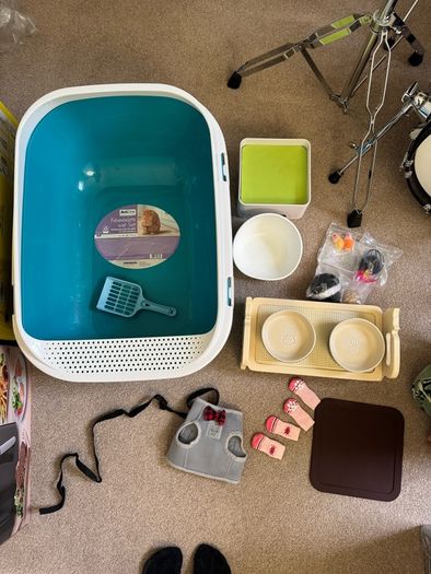 Cat supplies litter tray and pet bowls