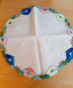 Vintage centre cloth