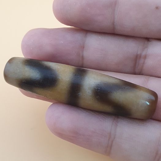 Vintage Himalayan Tibetan Zigzag Pattern Agate Bead Amulet