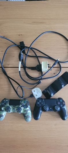 PS4 Pro 1tb + 2 Controllers + Charging Dock + Games
