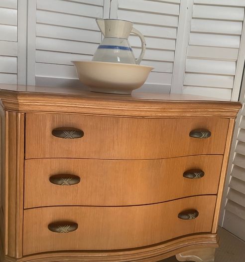 Large American Lexington bow front chest of drawers