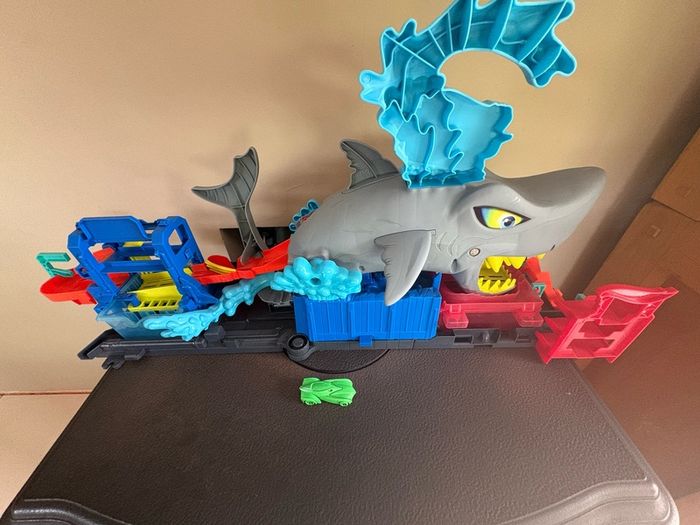 Hot Wheels City Ultra Shark Car Wash