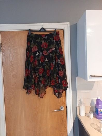 Per Una   Skirt.  Size    S.- 12.  New.