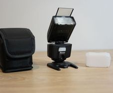 Nissin i40 Speedlight flash for Sony