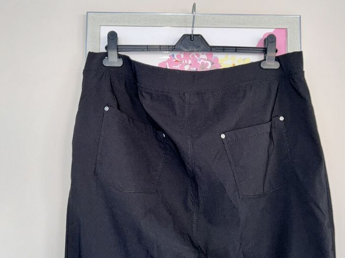 Ladies Black Cropped Trousers from Yours. UK 20 / EU 48cm