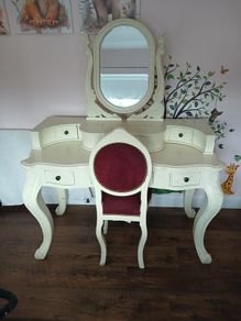 dressing table and chair