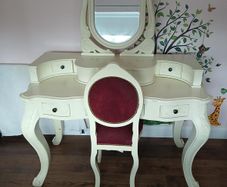 dressing table and chair