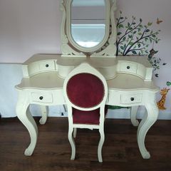 dressing table and chair