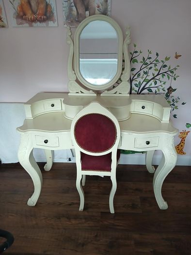 dressing table and chair