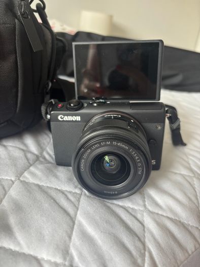 Canon Eos M100, bag and tripod