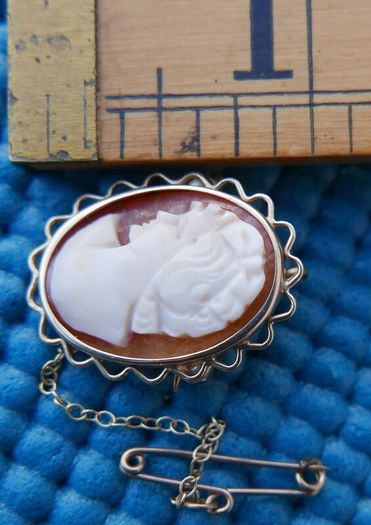 Vintage 9ct Gold 375 and Shell Cameo Brooch. 2,9g