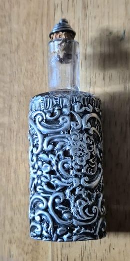 Deakin & Francis, 1899. Sterling Silver Scent bottle. Still with original lid.