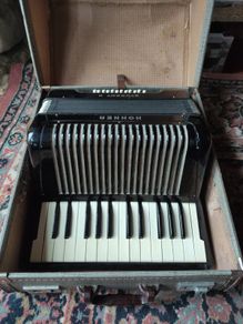 Hohner Student II 12 Bass Accordion