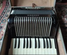 Hohner Student II 12 Bass Accordion