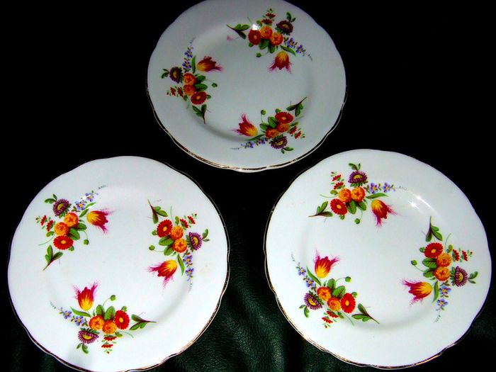 Vintage Trilogy Winston Bone China 22k Gold Trim Mint For Sale in
