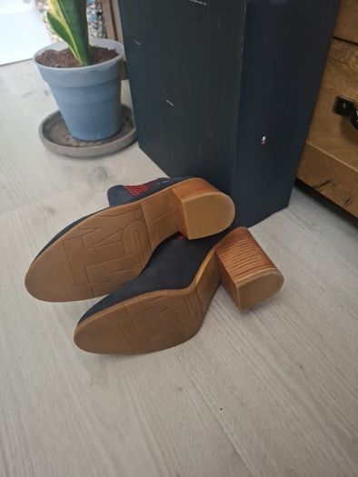 Tommy Hilfiger boots size 6