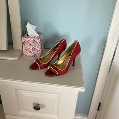 Woman's shoe's size 6