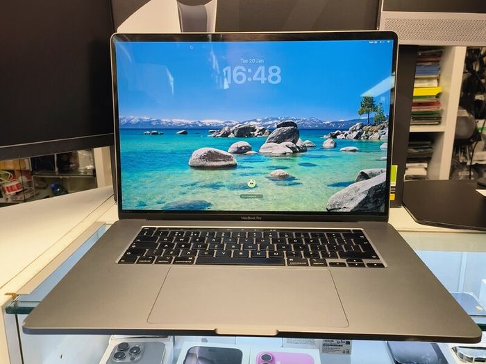 MacBook Pro A2141 2019 16" i7-9750H 32GB  Radeon 5300 / 32 Gram / 1TB NVMe  mac OS Tahoe cycle count :32