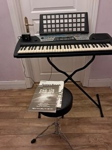 Yamaha Keyboard PSR-175 with stand and stool