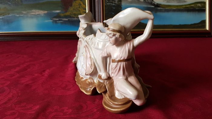 Circa 1897-1906 Collector's Piece Antique  Ernst Wahliss Depose EW Turn Wien Large Porcelain Centerpiece Vase / Jardiniere  Made In Austria