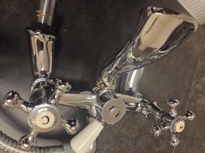 Traditional bath/shower mixer tap